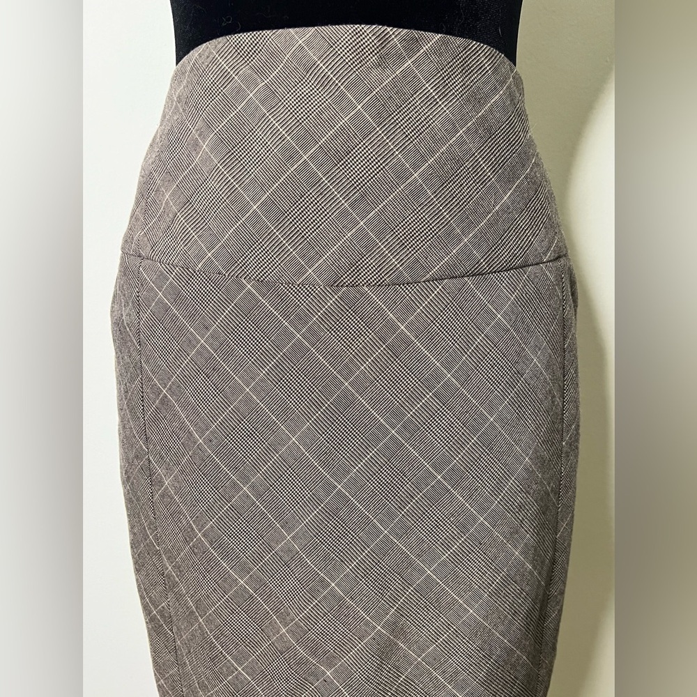 Ye Ye brown plaid pencil skirt. Fully lined. Zipper closure. Size small. EUC - Picture 6 of 7